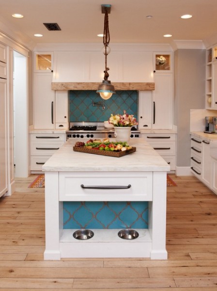 KITCHEN ISLAND FEEDING NOOK